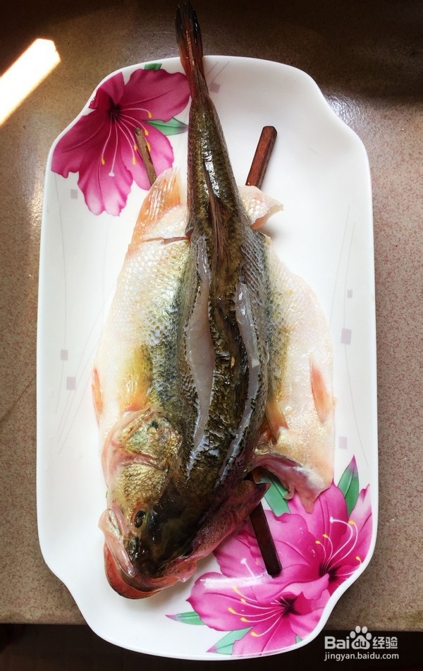 如何制作葱香鲈鱼