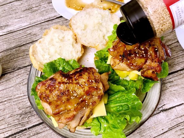 黑椒鸡腿肉芝士菠萝堡