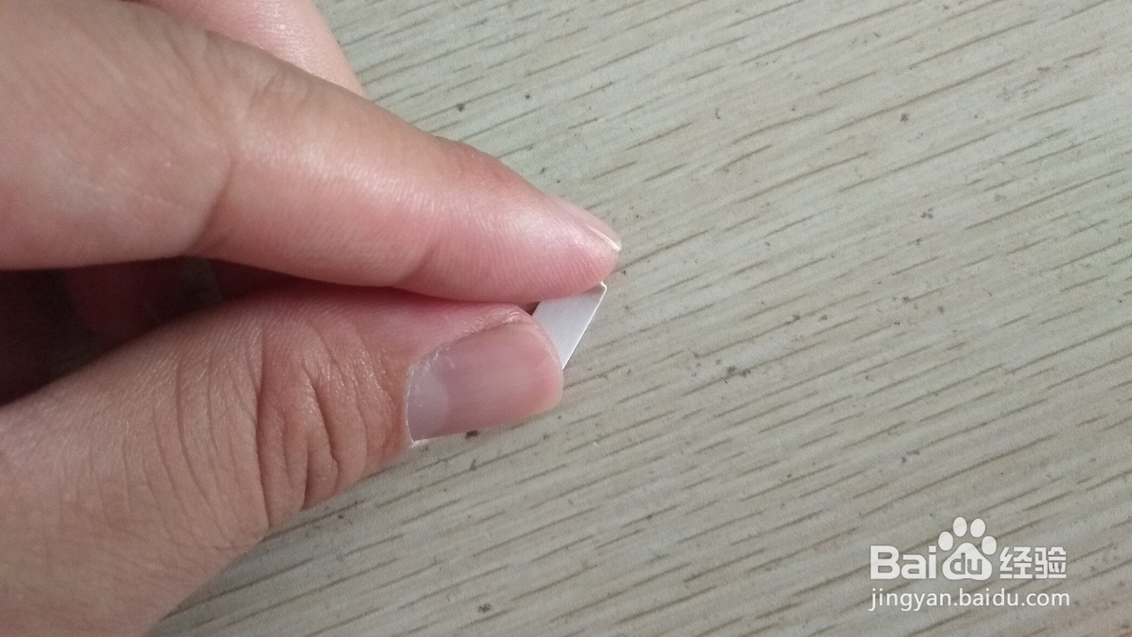 如何用一小块长方形硬卡纸做简易的钢笔的支架