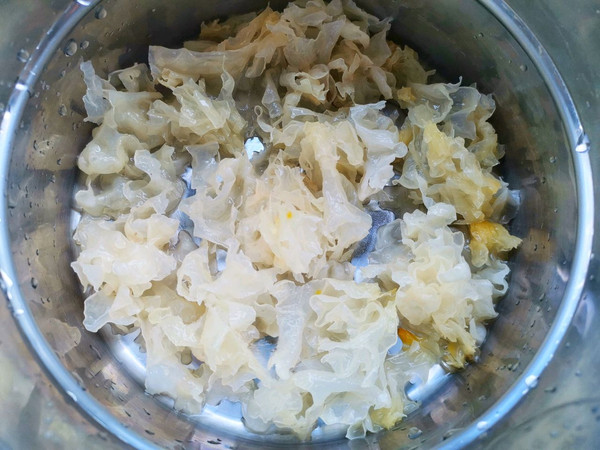 蔓越莓木瓜牛奶银耳羹