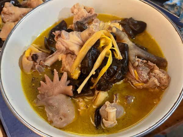 黄花菜木耳炖鸡汤