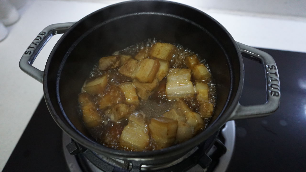 看着都让人流口水的青豆玉米焖红烧肉你会做吗？