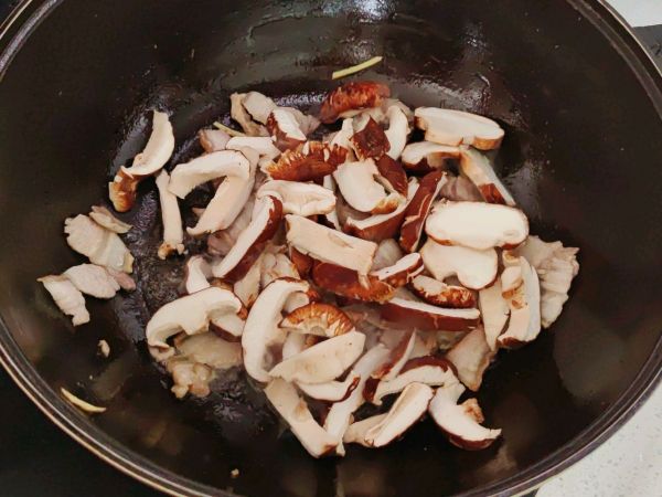 家常香菇五花肉汤面