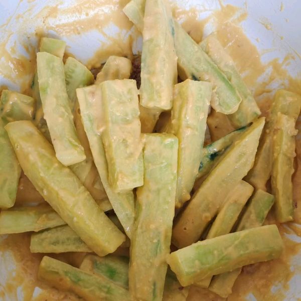 咸蛋黄捞汁黄瓜