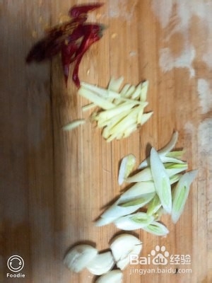 食补佳品茭白焖排骨的做法