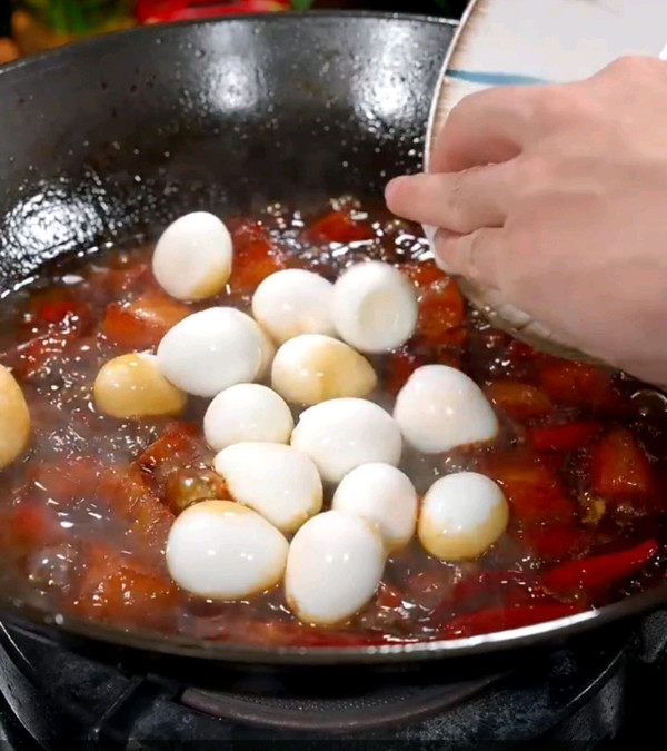 特色鹌鹑蛋红烧肉