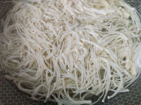 凉拌香菜金针菇