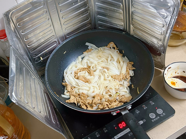 瘦肉豆芽炒河粉