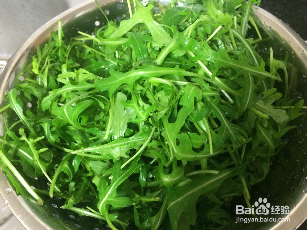 一个人做清香口蘑芝麻菜