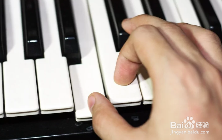 如何在钢琴上弹奏音阶