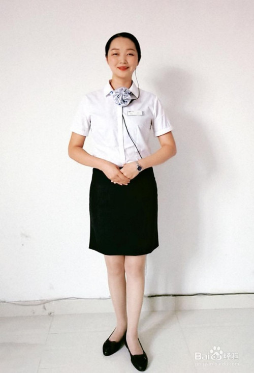 职场/理财 > 职场就业5 站姿:女生左脚在前站丁字步,面带微笑.