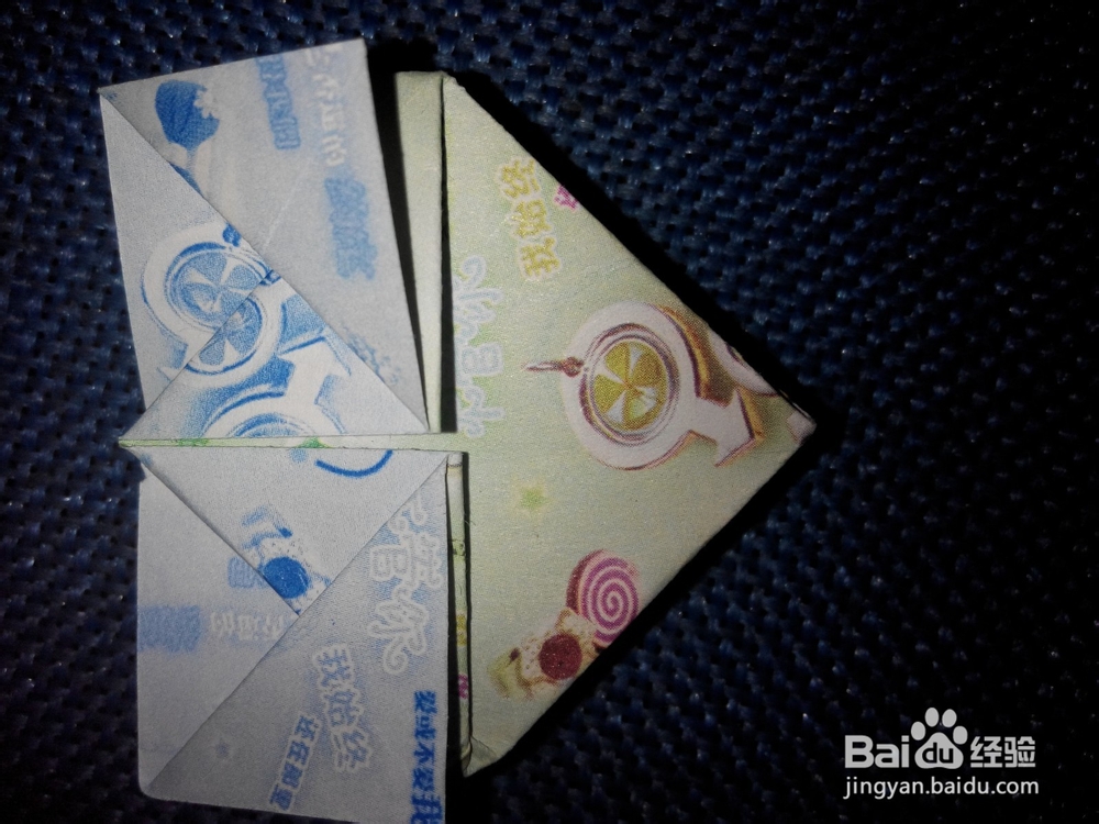 用纸折成的心