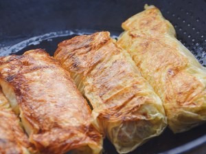 如何制作美味好吃的八宝腐皮卷