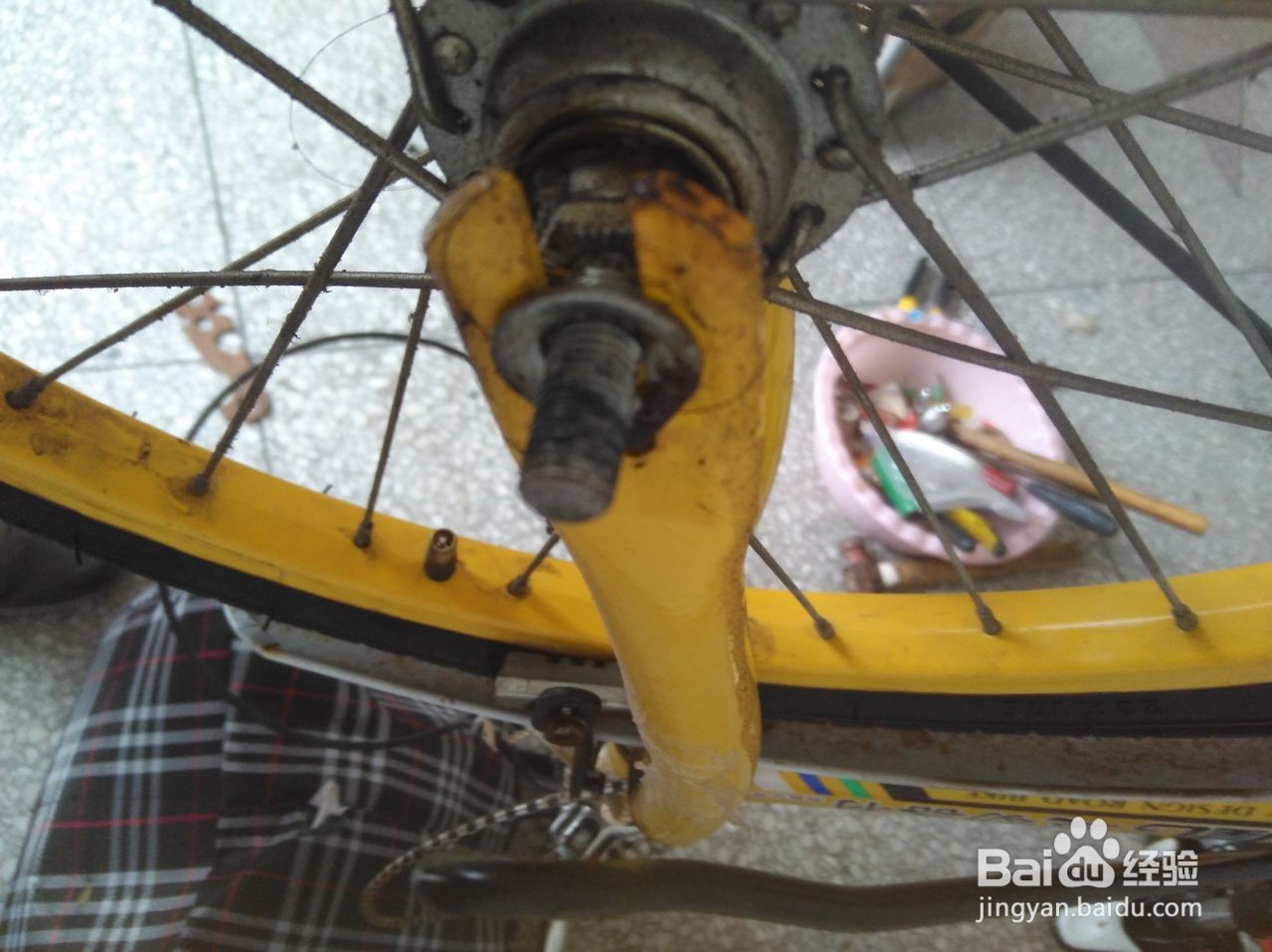 儿童自行车轮怎么装上车身？