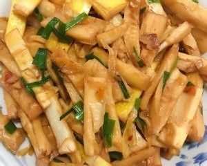 健康养生佳品葱香油焖笋的做法