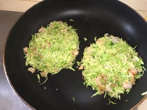 教你怎么做虾仁西葫芦抱蛋