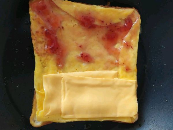 奶香草莓鸡蛋吐司