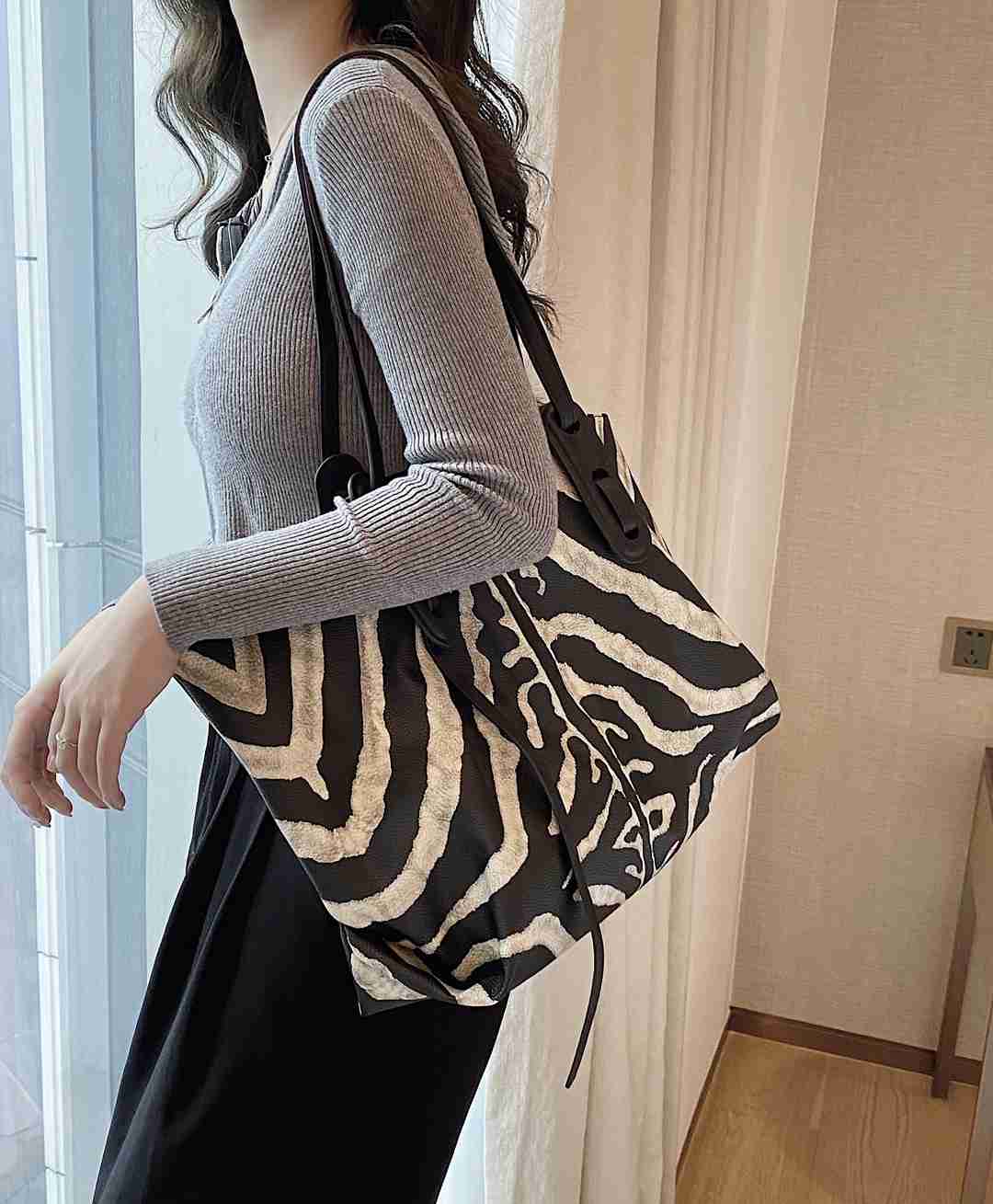 大容量通勤托特包，豹纹外表