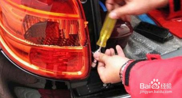 汽车尾灯里面有水蒸气怎么办
