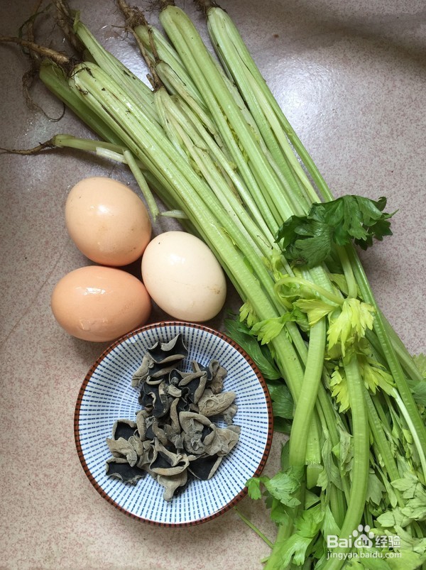 芹菜黑木耳炒鸡蛋做法