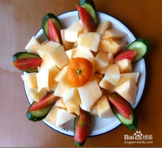 夏季怎样做出好吃的水果和蔬菜沙拉拼盘呢？