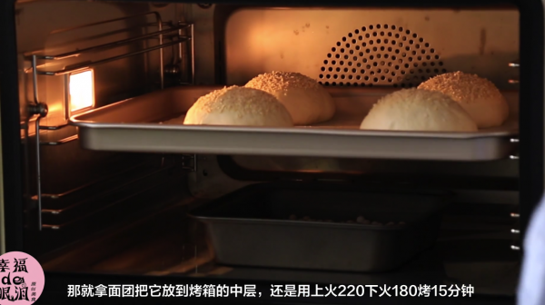 蛋黄肉松拉丝软欧包