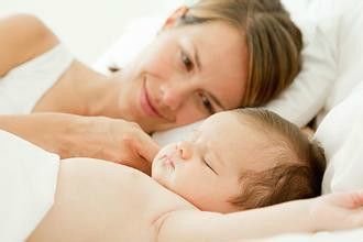 宝宝吃奶，睡觉出好多汗，是正常的吗？
