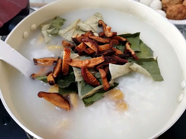 送荷叶香菇鸡粥