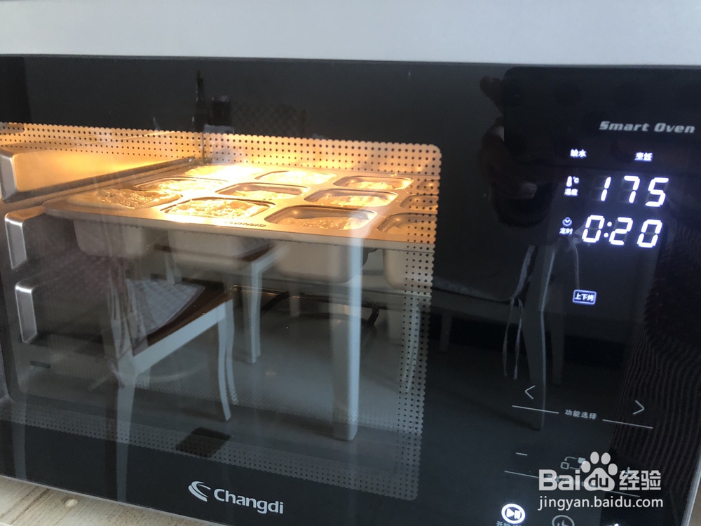 香气浓郁的芝士肉肠香葱面包