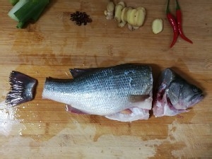 食补养生清蒸鲈鱼（不用鱼盘）