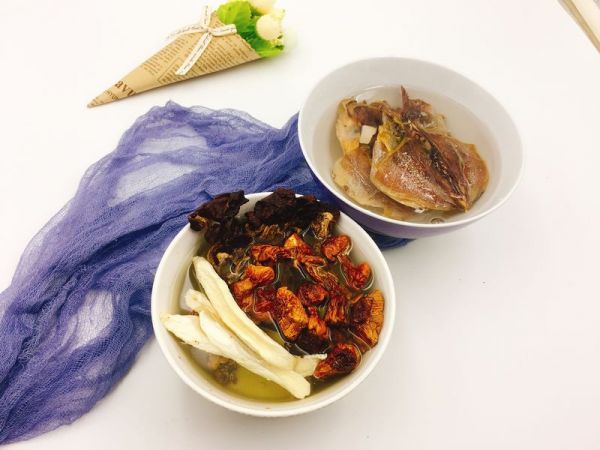 姬松茸茶树菇墨鱼汤
