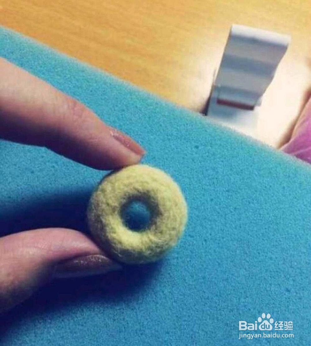 如何用羊毛毡制作甜甜圈