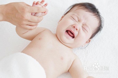 孩子哭闹只吃奶不睡觉，可能是新生儿猛长期