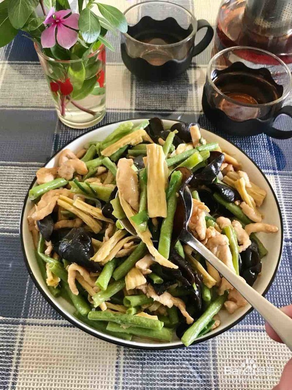 腐竹木耳炒鸡肉的做法