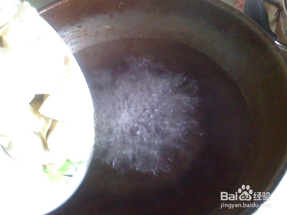 怎样做好速冻水饺粘结后下锅煮的操作