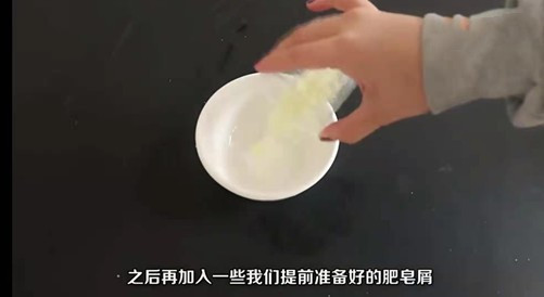 白色衣服上沾上巧克力牛奶洗不掉怎么办