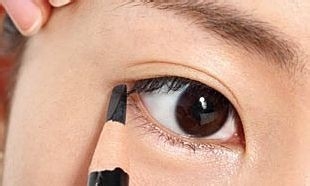 眼线技巧中的重要步骤