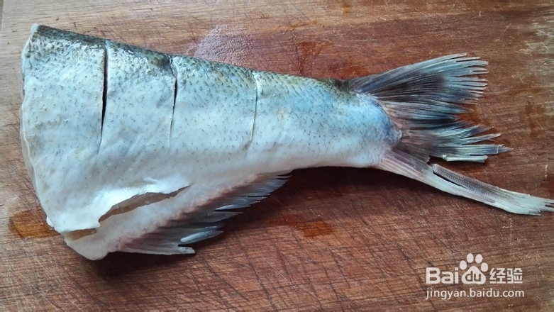 如何做酱烧鱼尾萝卜？