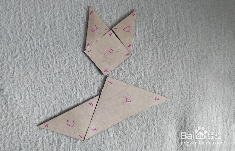 用七巧板怎样拼一只向前跑的狐狸？