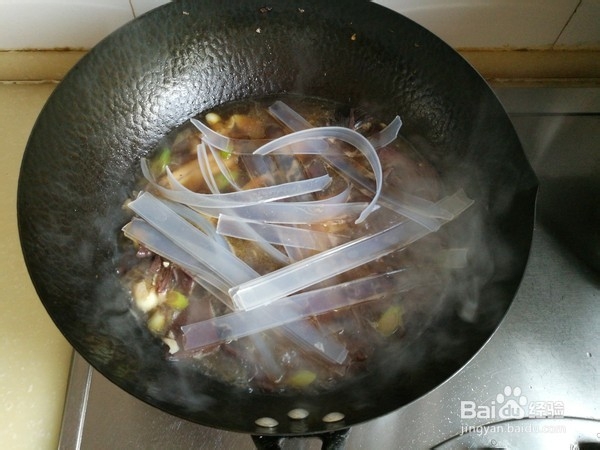 超级好好吃的红蘑鸡翅炖宽粉做法