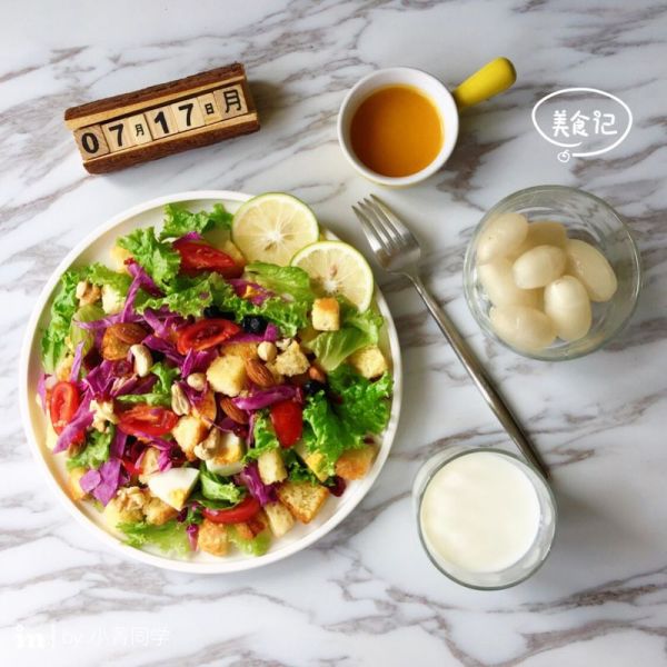 缤纷面包丁沙拉