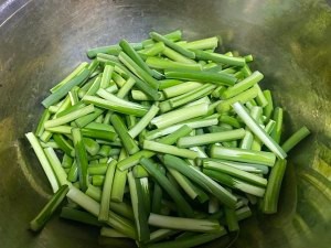 干煸蒜薹肉丝的做法