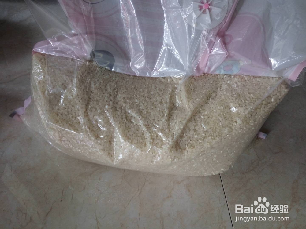 <b>夏季如何防止大米生虫子？压缩袋保存大米的方法</b>