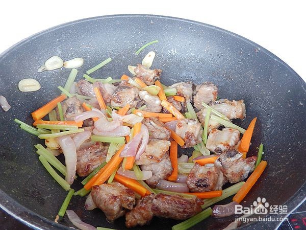 如何制作家常干锅排骨