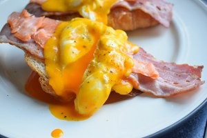 烟熏三文鱼培根本尼迪克蛋，附水波蛋荷兰酱做法