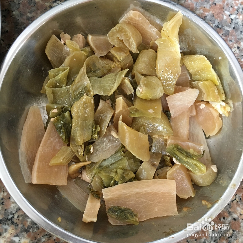 吃剩的咸菜和鸡肉丝怎么做成凉拌？