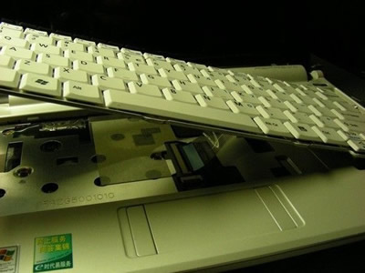 宏基Aspire One上网本更换内存拆机教程