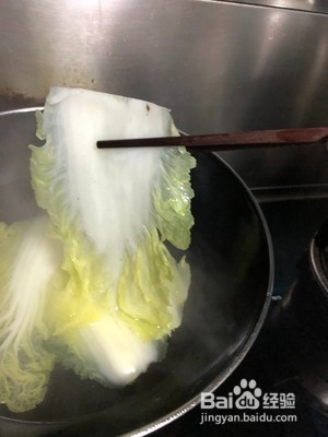 娃娃菜包肉的做法