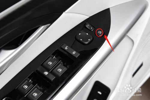 按下右上角的按钮为车辆后视镜电动折叠.