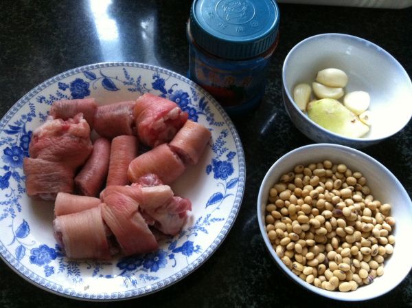 黄豆南乳猪尾煲